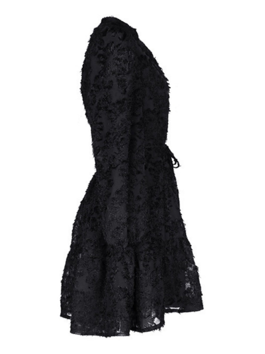 Robes courtes et mini à manches longues en tissu texturé avec découpe florale, idéales pour les trajets quotidiens.