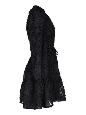 Robes courtes et mini à manches longues en tissu texturé avec découpe florale, idéales pour les trajets quotidiens.