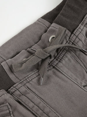 Retro-Jeans mit Taschen, farblich abgesetztem Rippstrick und niedrigem Bund