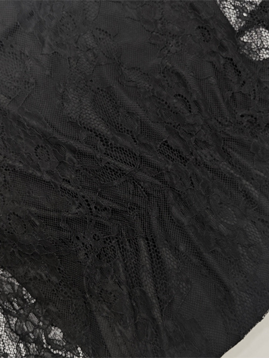 Robe longue moulante en dentelle ajourée et transparente