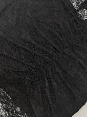 Robe longue moulante en dentelle ajourée et transparente