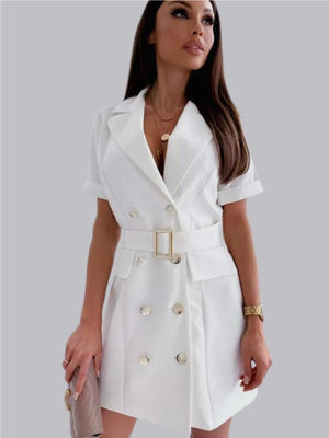 Robe tailleur courte à double boutonnage, ceinture et chaîne à revers, manches courtes et taille cintrée.