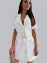 Robe tailleur courte à double boutonnage, ceinture et chaîne à revers, manches courtes et taille cintrée.