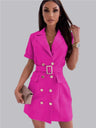 Robe tailleur courte à double boutonnage, ceinture et chaîne à revers, manches courtes et taille cintrée.