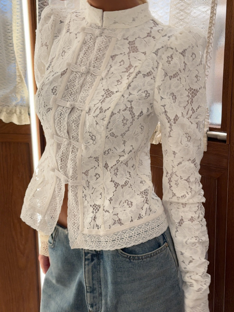 Haut transparent à col montant en dentelle crochetée et coupe ajustée, manches longues