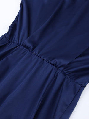 Robes courtes et mini en satin à manches longues et épaulettes, coupe ajustée.