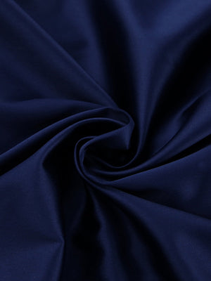 Robes courtes et mini en satin à manches longues et épaulettes, coupe ajustée.