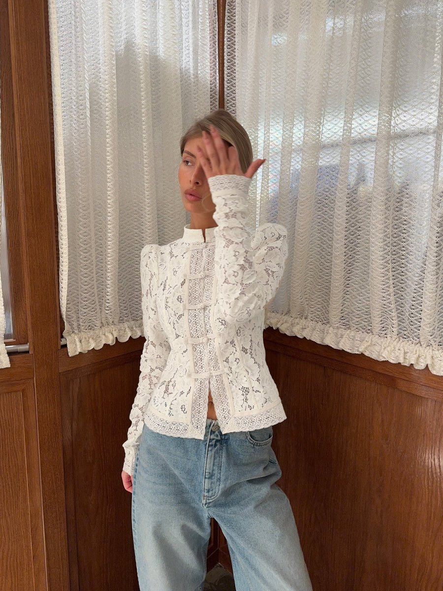 Haut transparent à col montant en dentelle crochetée et coupe ajustée, manches longues