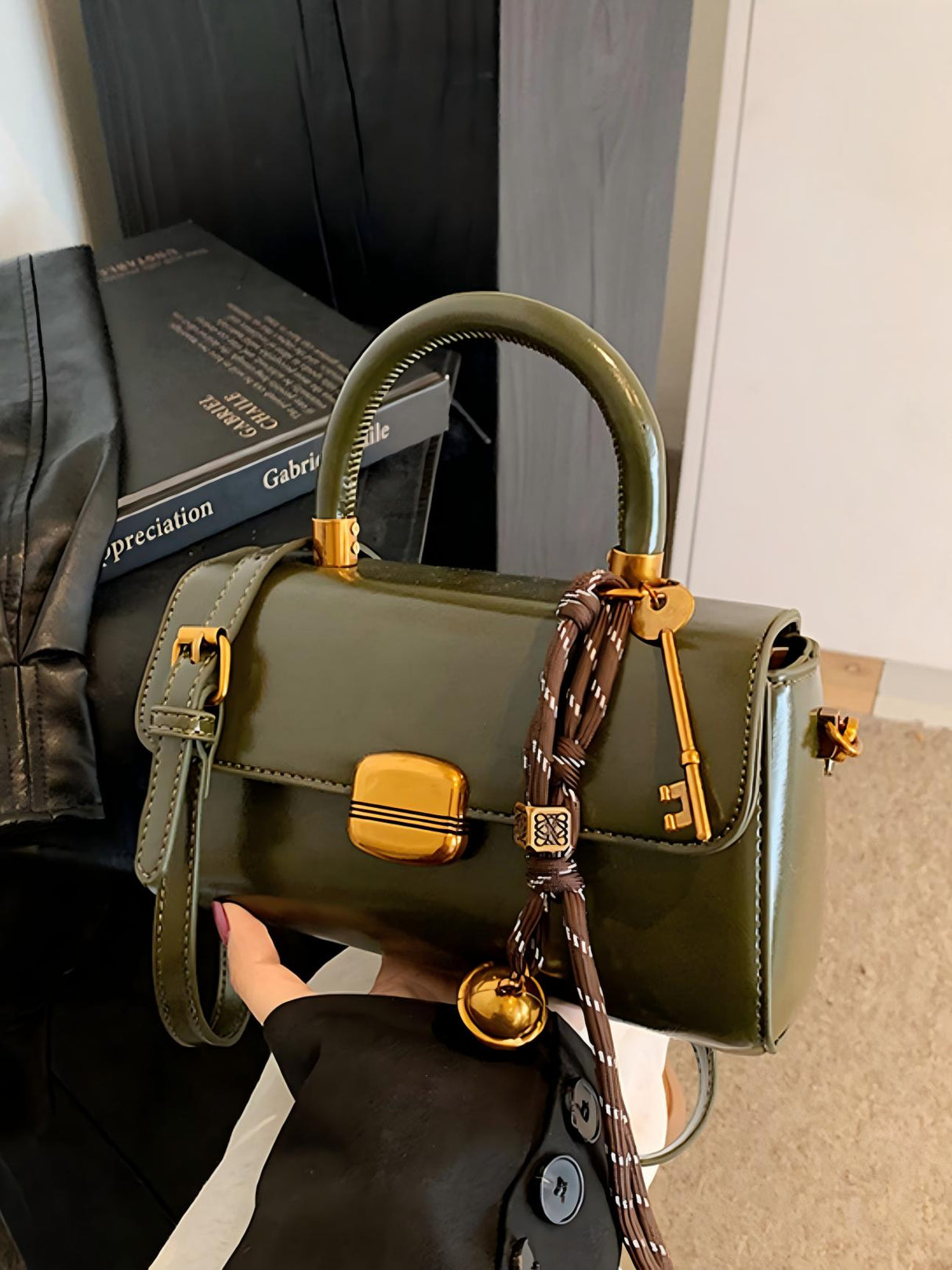 Retro-style Buckle Versatile Handbag