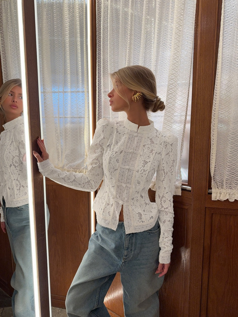 Haut transparent à col montant en dentelle crochetée et coupe ajustée, manches longues