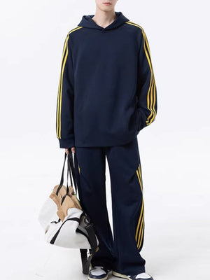 Set aus farblich abgesetzten Streifen, geraden Hosen und Kapuzenpullover