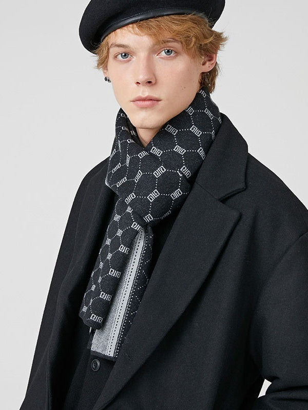 Écharpes longues à carreaux et pompons