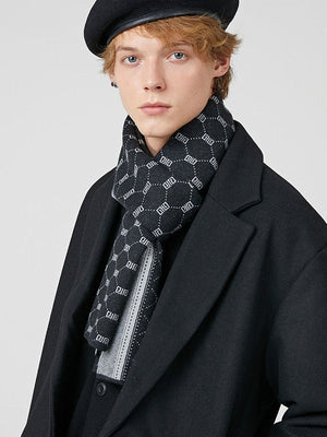 Écharpes longues à carreaux et pompons