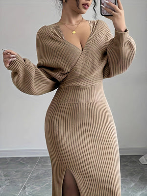 Robe midi moulante en maille à manches chauve-souris et col en V, ornée de dentelle et de broderies, avec manches longues et coutures apparentes.