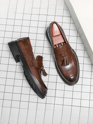 Mocassins à plateforme et à pompons