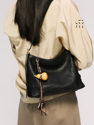 A Hobo Bag Made Of Vegetable-tanned Cowhide With Magnetic Pockets, Perfect For Crossbody, Tote, Or Shoulder Use. A Spring Women's Bag.