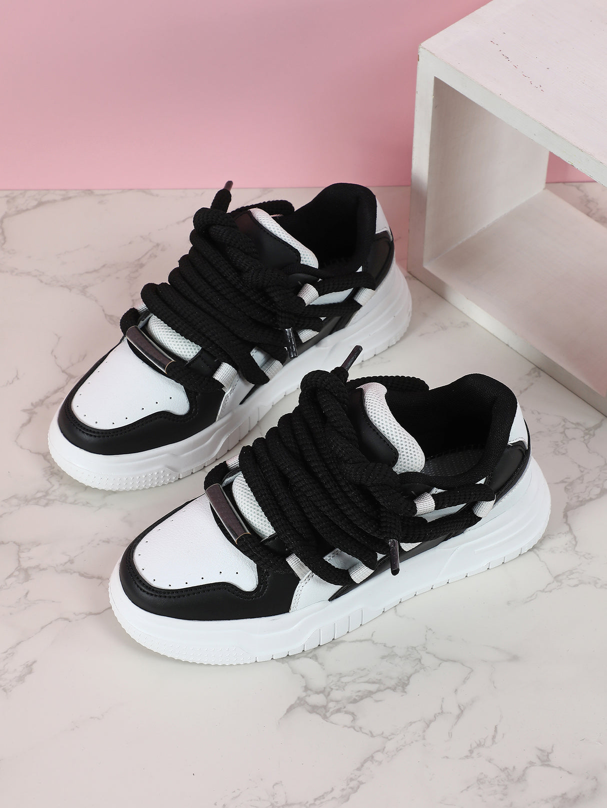 Women's Sneakers With Unique Color-blocked Shoelaces