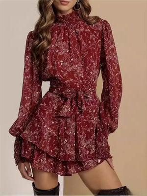 Rollkragenpullover, Holzohrgürtel, geblümte Mini- und kurze Kleider