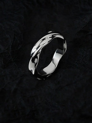 Möbius Simple Rings