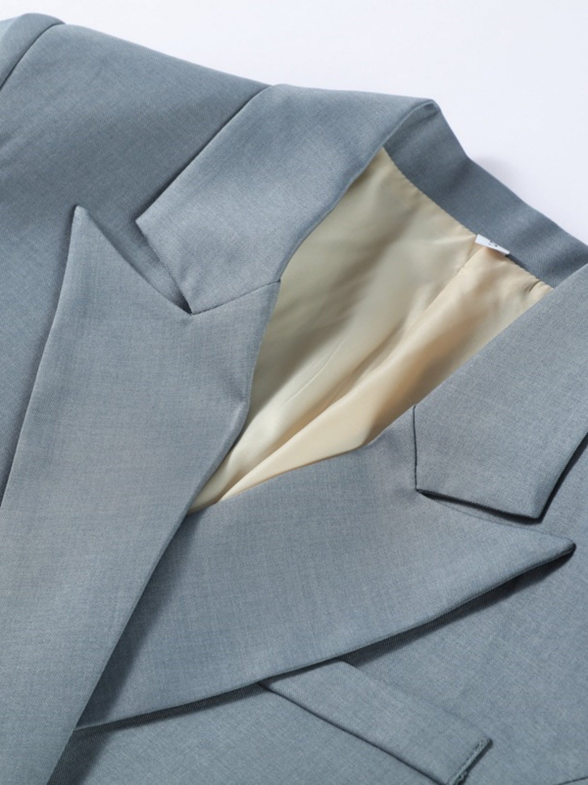 Blazer mit V-Ausschnitt, einreihiger Knopfleiste, zwei Taschen, Taillenband und figurformender Wirkung – ideal für Pendler