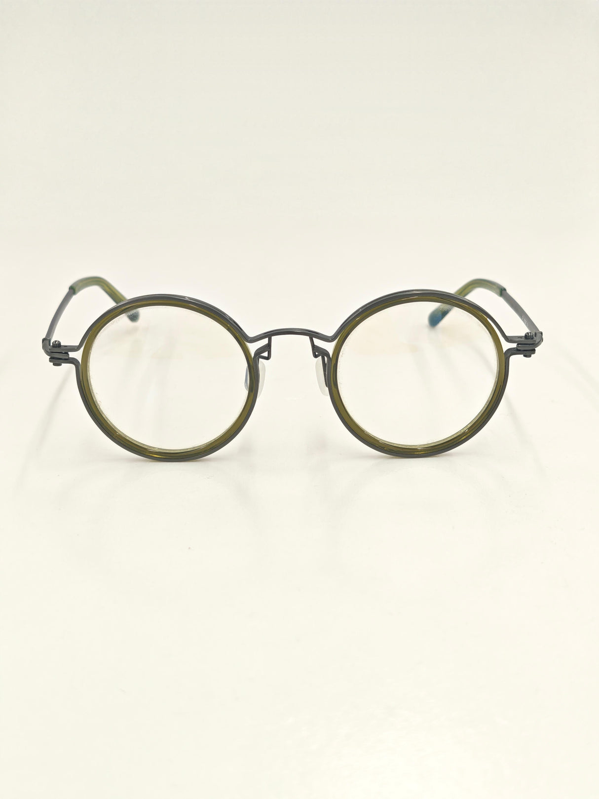 Lunettes vertes translucides à monture argentée