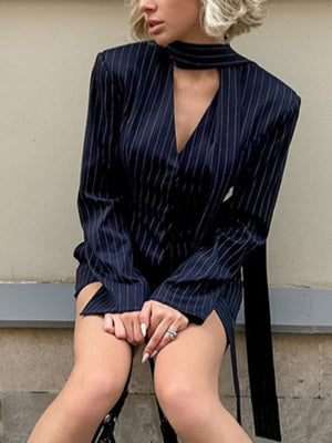 Ensemble deux pièces : blazer bleu marine rayé à col en V ajusté et jupe courte trapèze.