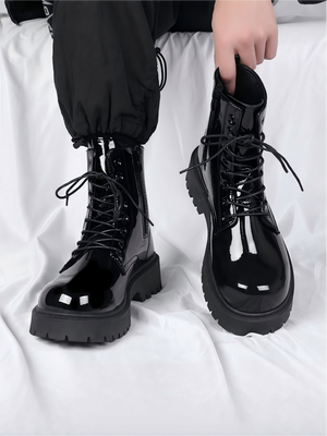 Glänzende schwarze Martin-Stiefel