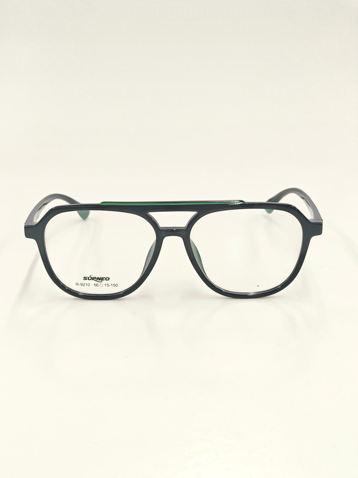 Lunettes à monture noire et bordures vertes