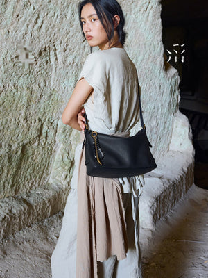 A Small, Soft, Hobo-style Large Shoulder Bag Made Of Top-grain Cowhide Leather, Perfect For Commuting, Versatile, Black, Crossbody, Or Underarm Style.