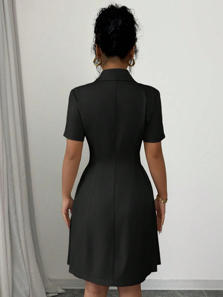 Robe tailleur courte à revers croisé, manches courtes et tailleur tailleur