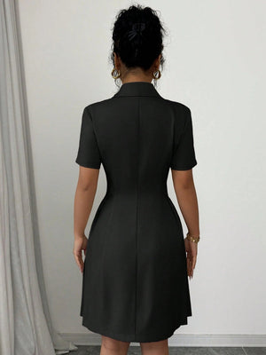 Robe tailleur courte à revers croisé, manches courtes et tailleur tailleur
