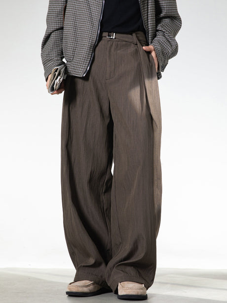 Hautverjüngende, verstellbare Hose mit geradem Schnitt und geradem Bund, passend für einen geraden Schnitt.