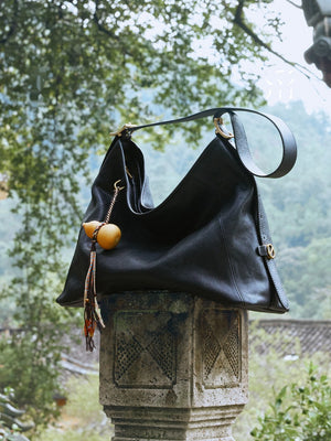 A Single Glance Reveals A Refined And Elegant Style. Hobo Medium-sized Vegetable-tanned Calfskin Commuter Shoulder/crossbody Bag For Spring.