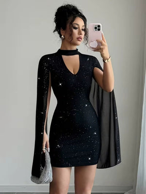 Robes courtes et mini à paillettes en mousseline et cape ajourée au niveau de la poitrine