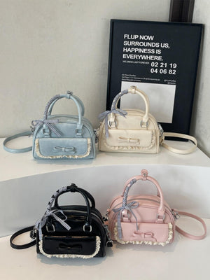 Sac à main orné de dentelle