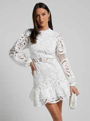 Robe longue à manches longues, coupe trapèze ajustée, style lanterne, ourlet à volants et dentelle hydrosoluble.