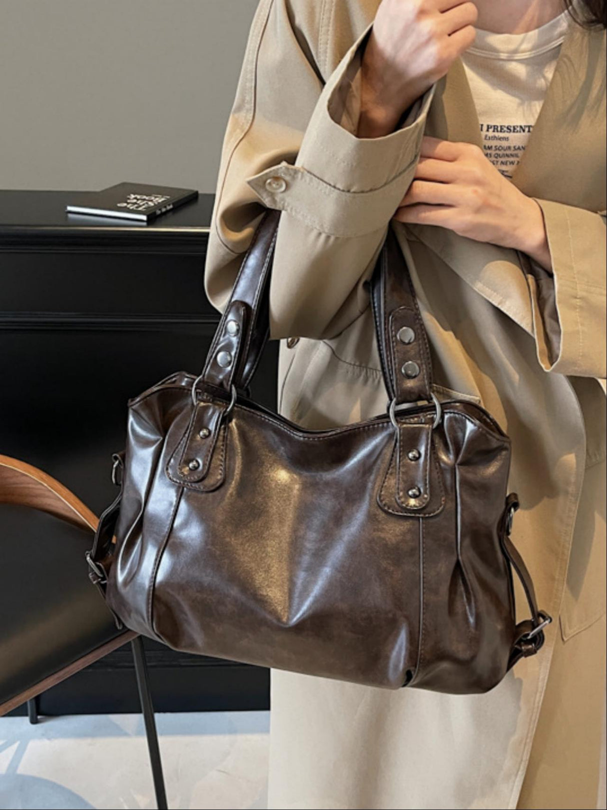 Large Capacity Shoulder Bag For Commuting