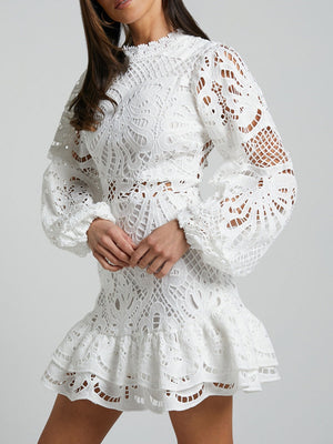 Robe longue à manches longues, coupe trapèze ajustée, style lanterne, ourlet à volants et dentelle hydrosoluble.