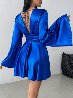 Mini- und kurze Kleider mit V-Ausschnitt, langen Ärmeln und ausgestellten Ärmeln