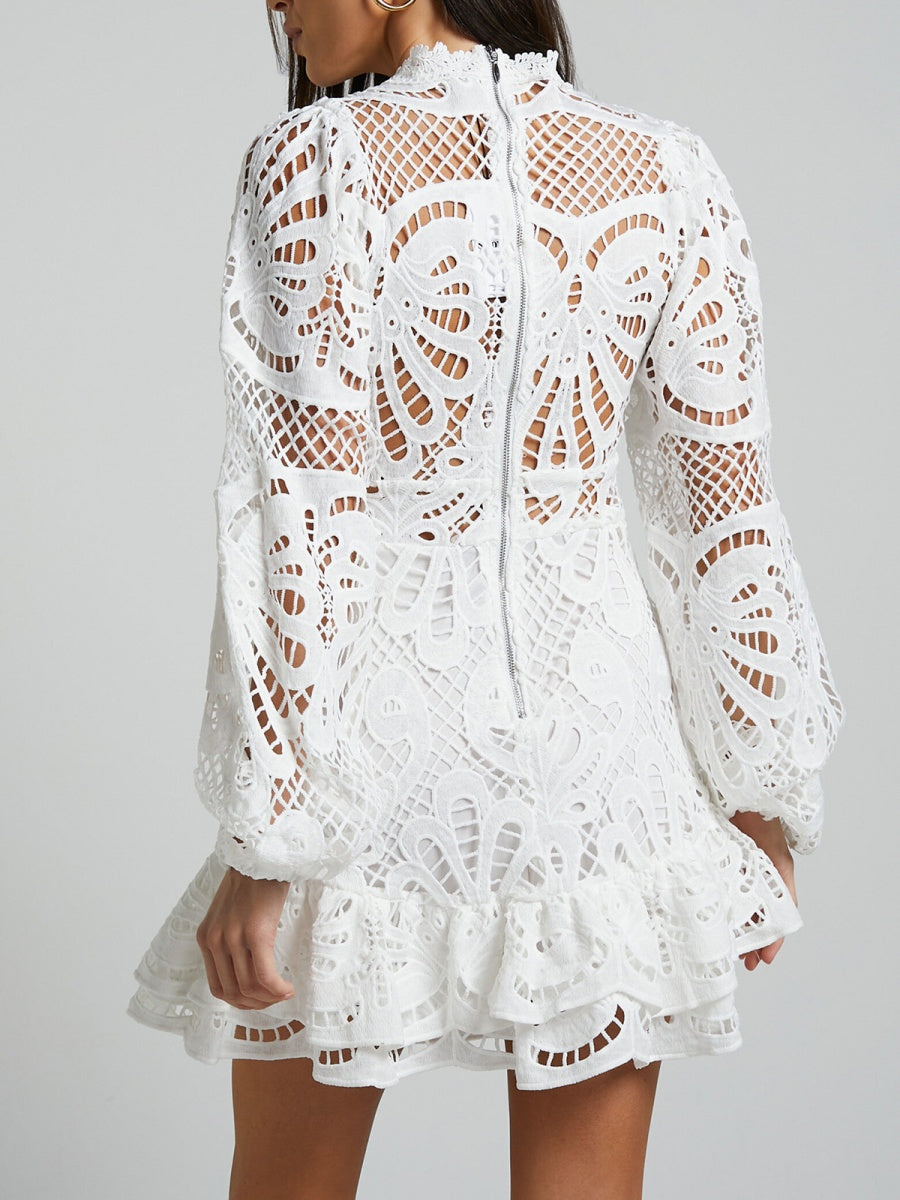 Robe longue à manches longues, coupe trapèze ajustée, style lanterne, ourlet à volants et dentelle hydrosoluble.