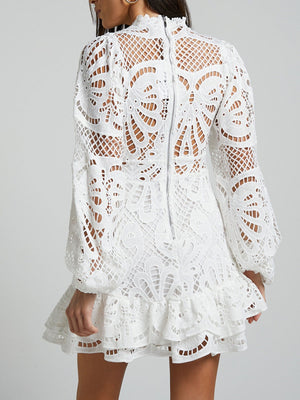 Robe longue à manches longues, coupe trapèze ajustée, style lanterne, ourlet à volants et dentelle hydrosoluble.