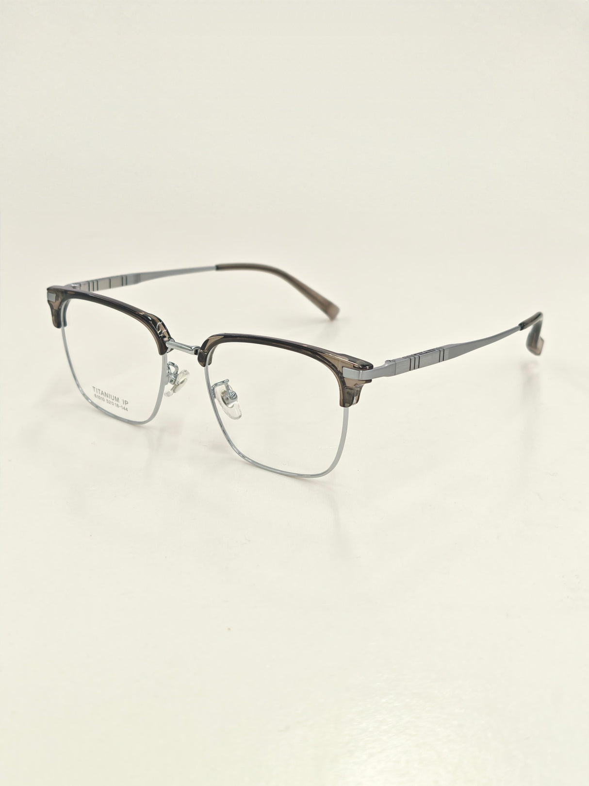 Lunettes argentées transparentes