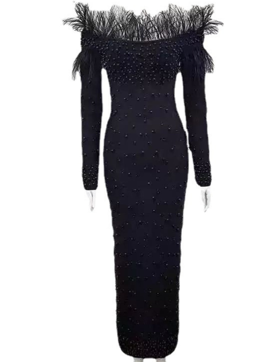 Feder- und Perlen-Maxikleider mit schulterfreiem Schnitt und Hüftbetonung