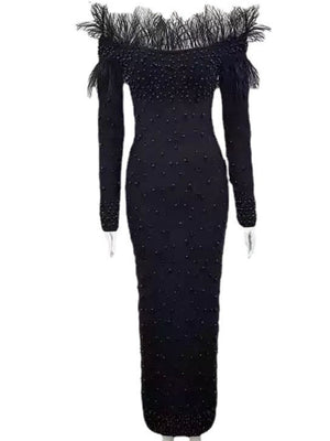 Feder- und Perlen-Maxikleider mit schulterfreiem Schnitt und Hüftbetonung