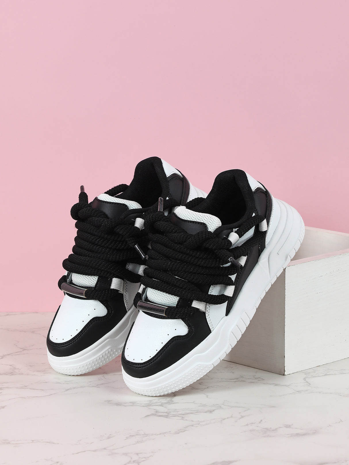Women's Sneakers With Unique Color-blocked Shoelaces
