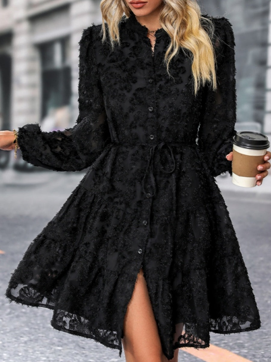 Robes courtes et mini à manches longues en tissu texturé avec découpe florale, idéales pour les trajets quotidiens.