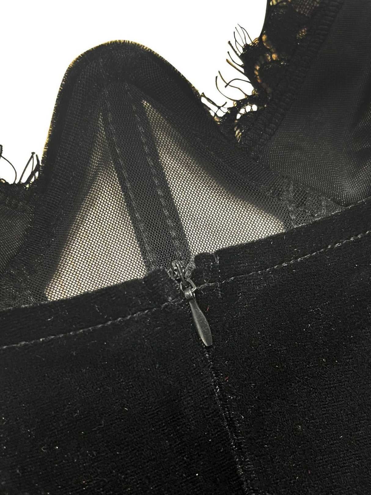 Abendkleid mit Strassbesatz, Patchwork aus Spitze und Samt, durchsichtigem Mesh, Neckholder und Schlitz