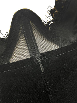 Abendkleid mit Strassbesatz, Patchwork aus Spitze und Samt, durchsichtigem Mesh, Neckholder und Schlitz
