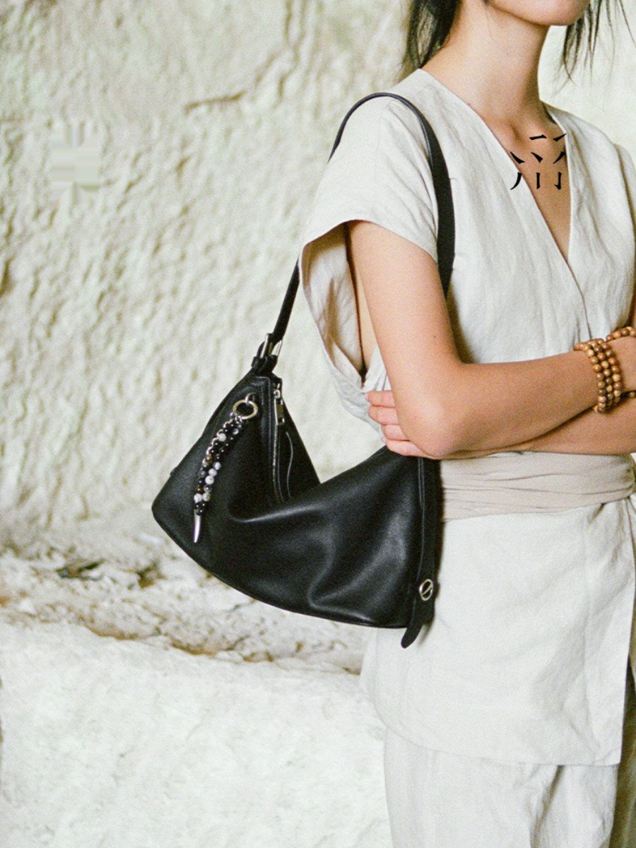 A Small, Soft, Hobo-style Large Shoulder Bag Made Of Top-grain Cowhide Leather, Perfect For Commuting, Versatile, Black, Crossbody, Or Underarm Style.