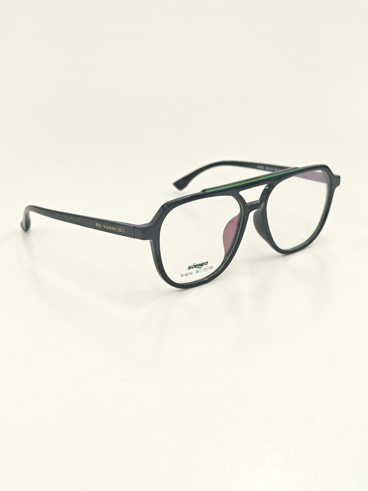 Lunettes à monture noire et bordures vertes